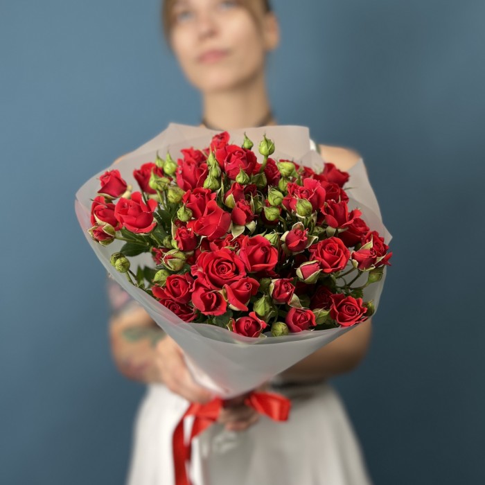 9 красных кустовых роз Рубикон 50 см