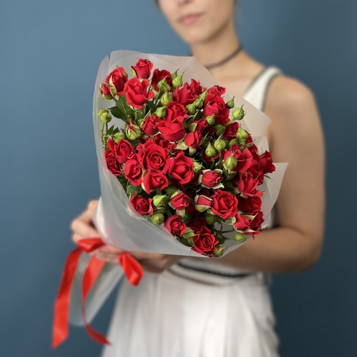 9 красных кустовых роз Рубикон 50 см