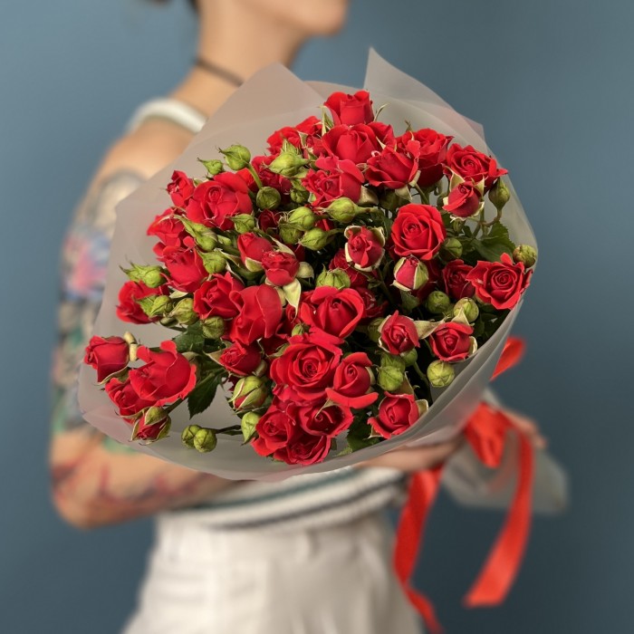 9 красных кустовых роз Рубикон 50 см