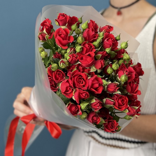 9 красных кустовых роз Рубикон 50 см