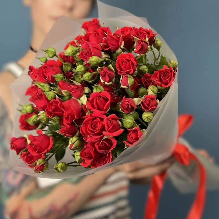 9 красных кустовых роз Рубикон 50 см