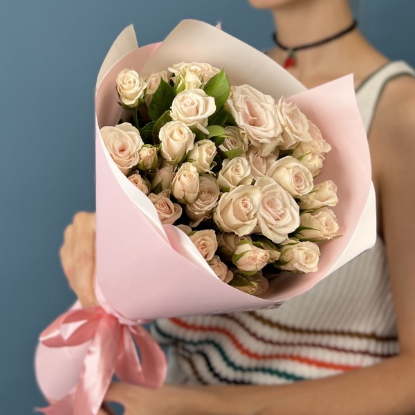 9 кустовых роз Роял Порцелина 40 см