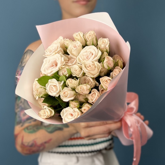 9 кустовых роз Роял Порцелина 40 см