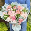 Нежные кустовые пионовидные розы с альстромерией