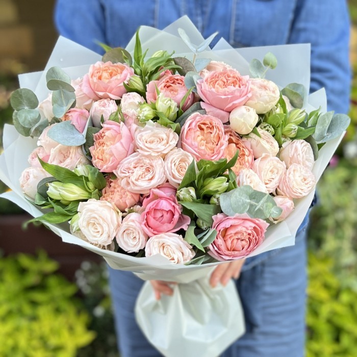 Нежные кустовые пионовидные розы с альстромерией