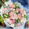 Нежные кустовые пионовидные розы с альстромерией