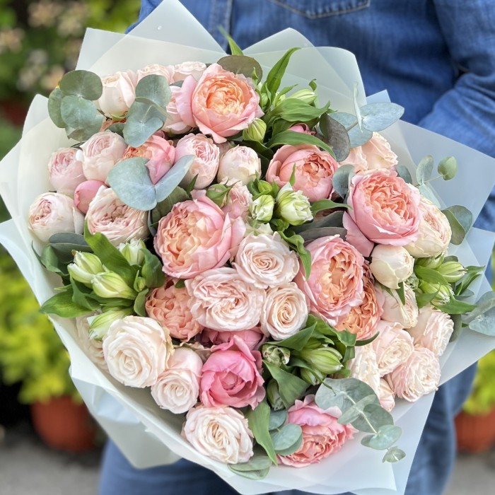 Нежные кустовые пионовидные розы с альстромерией