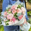 Нежные кустовые пионовидные розы с альстромерией