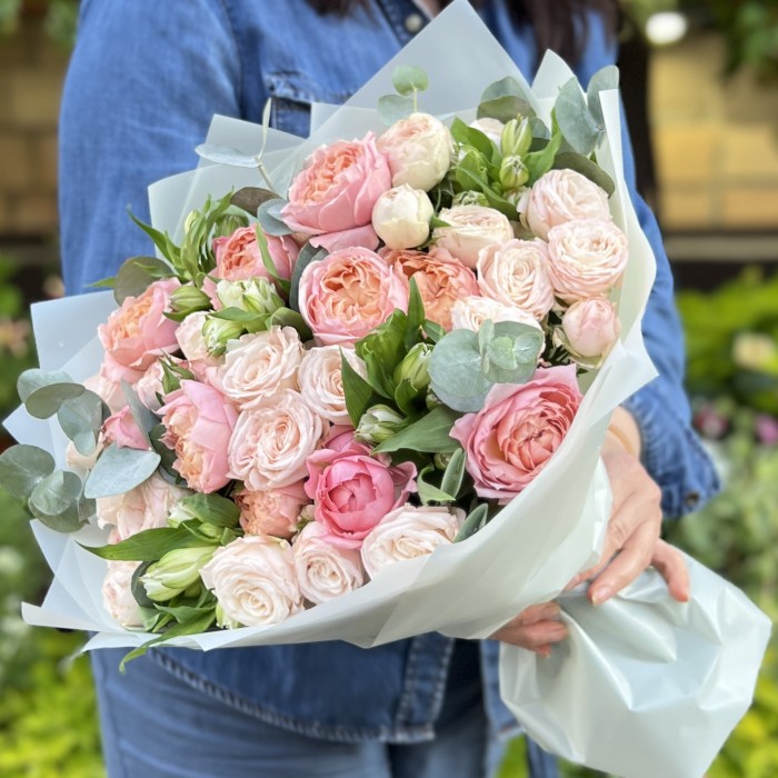 Нежные кустовые пионовидные розы с альстромерией