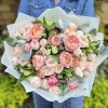 Нежные кустовые пионовидные розы с альстромерией
