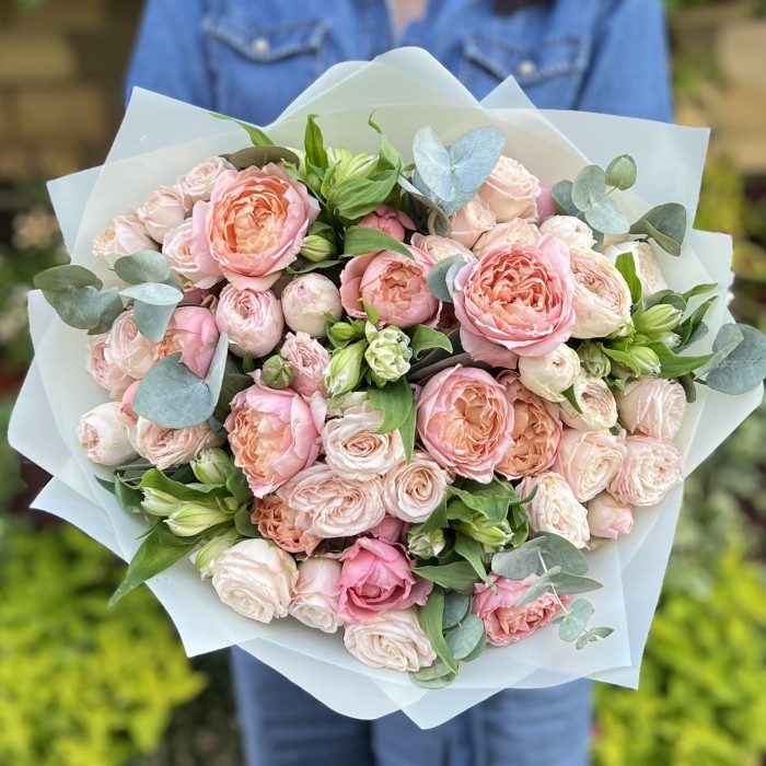 Нежные кустовые пионовидные розы с альстромерией