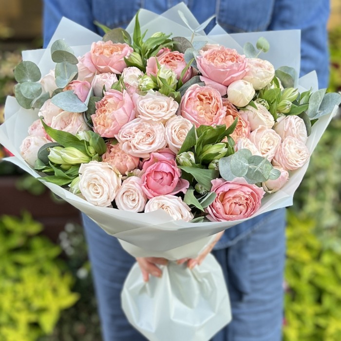 Нежные кустовые пионовидные розы с альстромерией