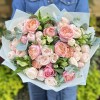 Нежные кустовые пионовидные розы с альстромерией