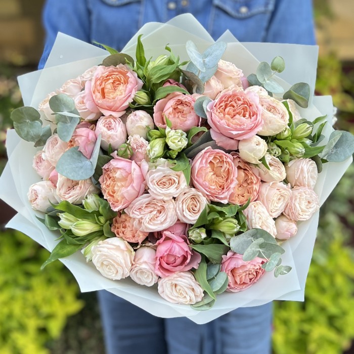 Нежные кустовые пионовидные розы с альстромерией