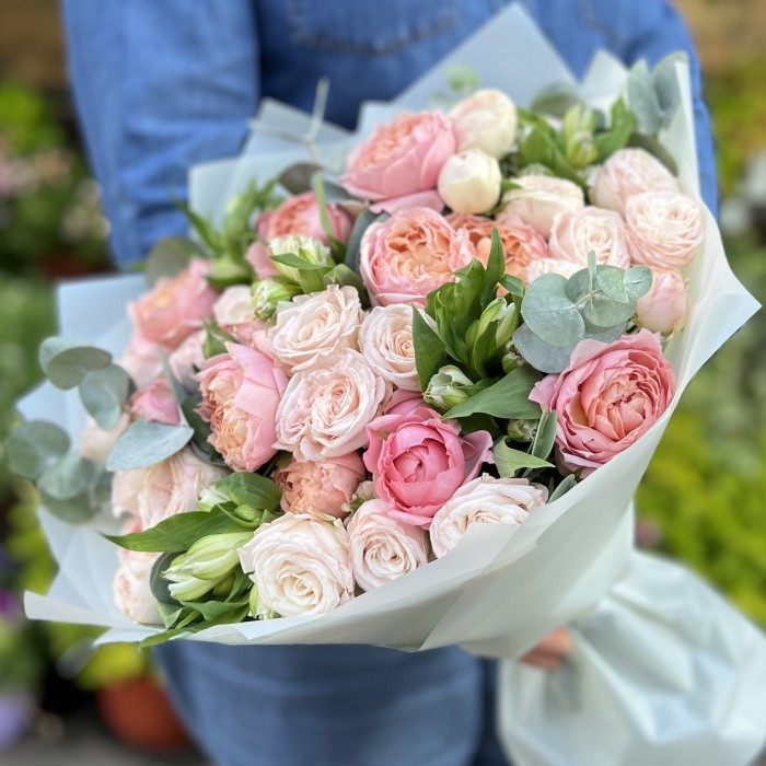 Нежные кустовые пионовидные розы с альстромерией