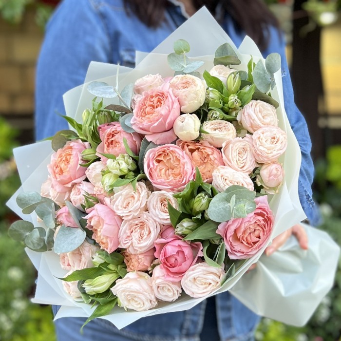 Нежные кустовые пионовидные розы с альстромерией