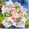 Нежные кустовые пионовидные розы с альстромерией