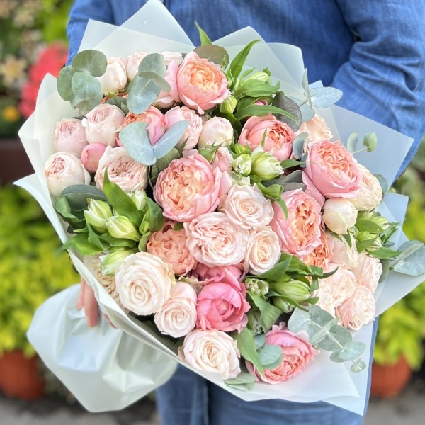 Нежные кустовые пионовидные розы с альстромерией