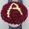 101 красная роза в коробке с буквой