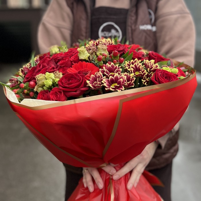 Красный букет на юбилей
