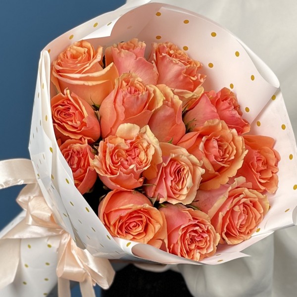 15 кораллово-кремовых роз Верона 40 см