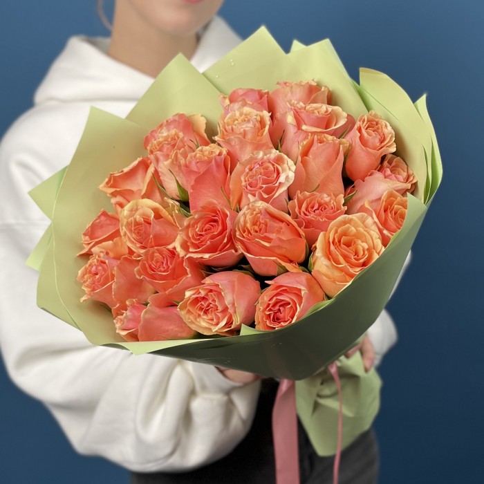 25 кораллово-кремовых роз Верона 40 см