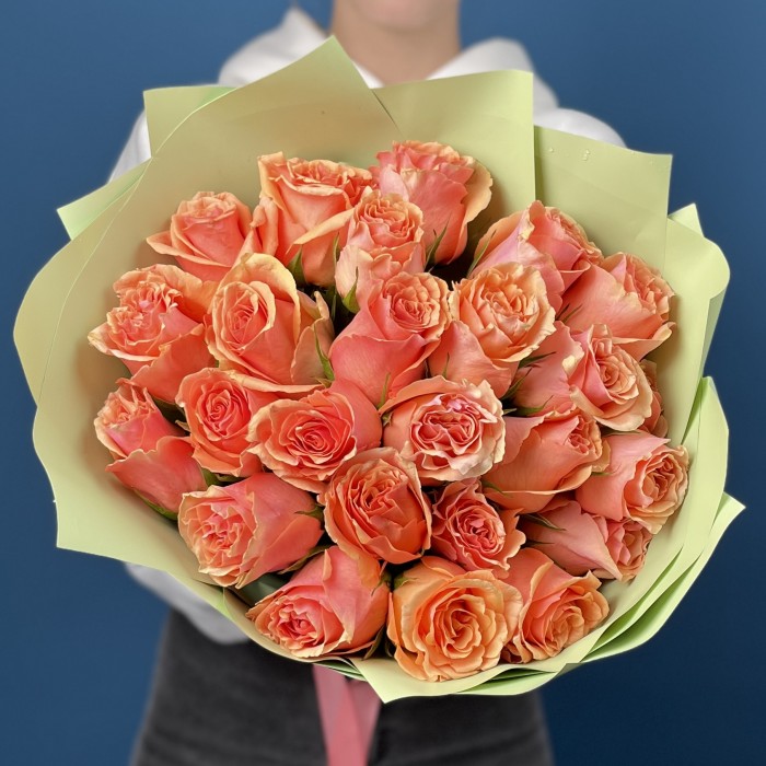 25 кораллово-кремовых роз Верона 40 см