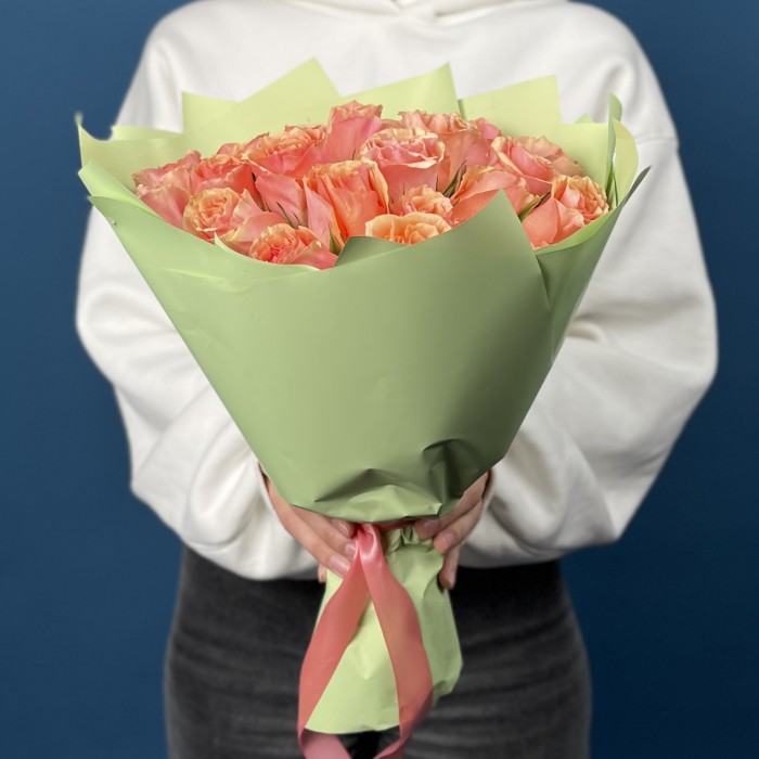 25 кораллово-кремовых роз Верона 40 см