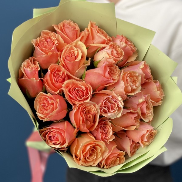 25 кораллово-кремовых роз Верона 40 см