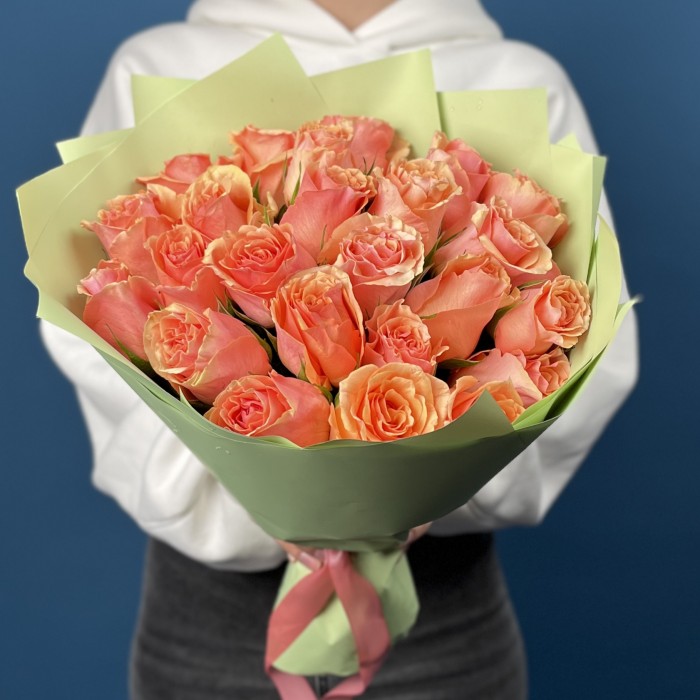 25 кораллово-кремовых роз Верона 40 см