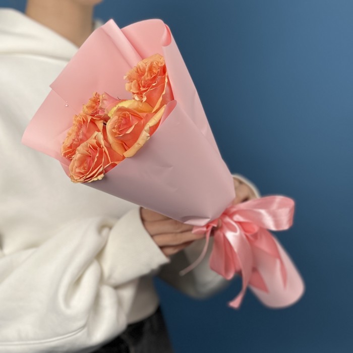 5 кораллово-кремовых роз Верона 40 см