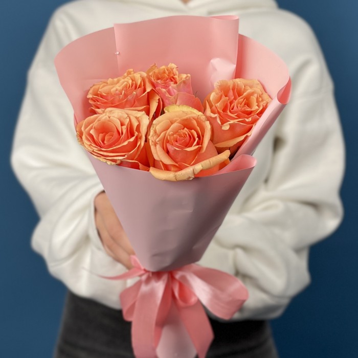 5 кораллово-кремовых роз Верона 40 см