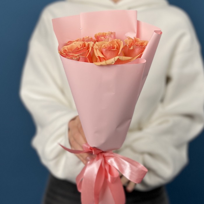 5 кораллово-кремовых роз Верона 40 см