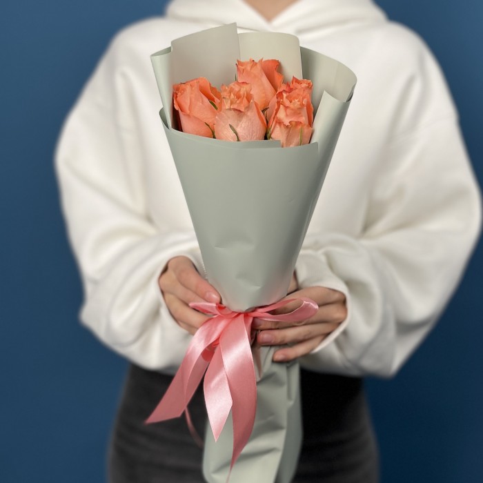 5 коралловых роз Юлечка 40 см