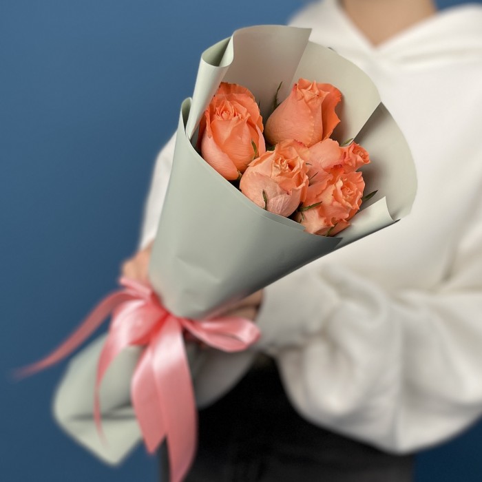 5 коралловых роз Юлечка 40 см