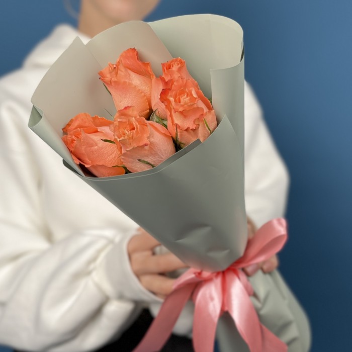 5 коралловых роз Юлечка 40 см