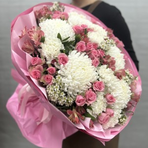 Букет дня с розами Яркий праздник