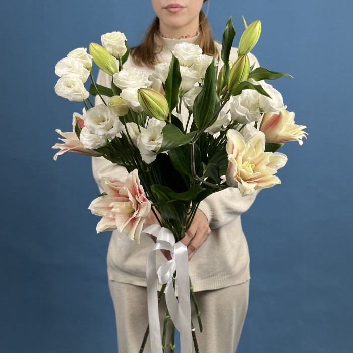 3 розовые пионовидные лилии с эустомой