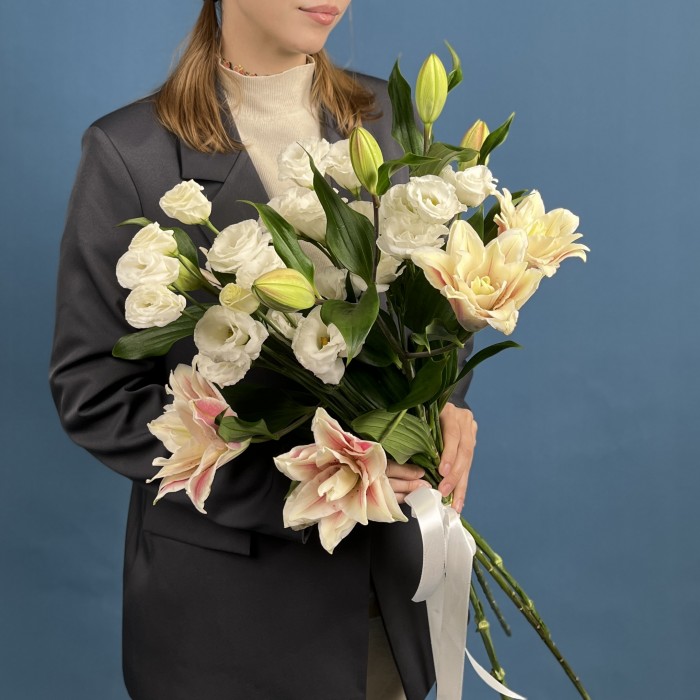 3 розовые пионовидные лилии с эустомой