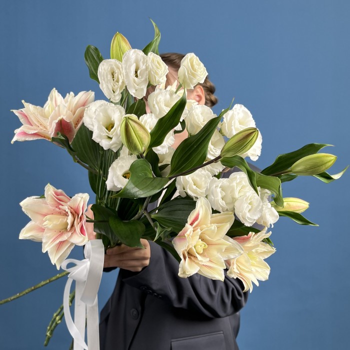 3 розовые пионовидные лилии с эустомой