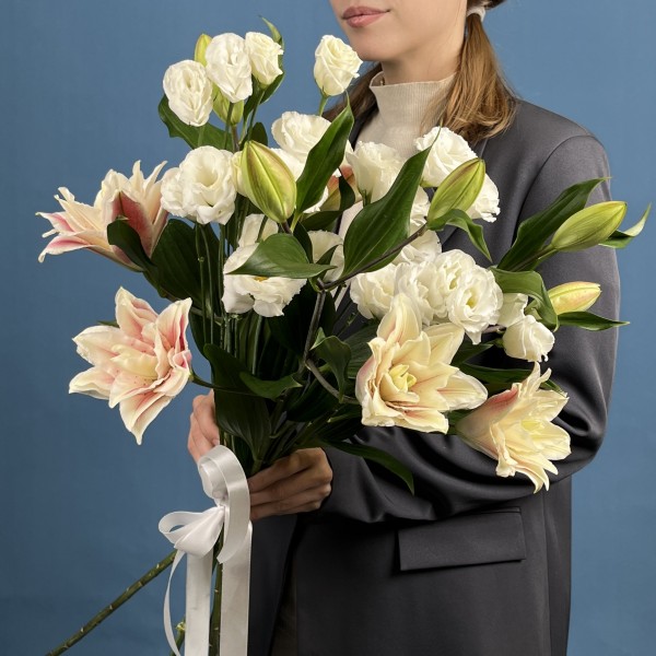 3 розовые пионовидные лилии с эустомой