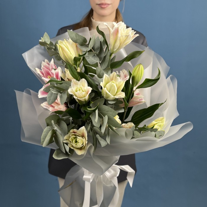 5 розовых пионовидных лилий с эвкалиптом