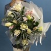 5 розовых пионовидных лилий с эвкалиптом