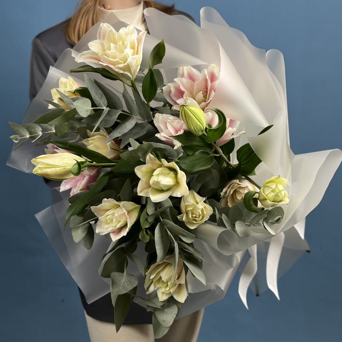 5 розовых пионовидных лилий с эвкалиптом