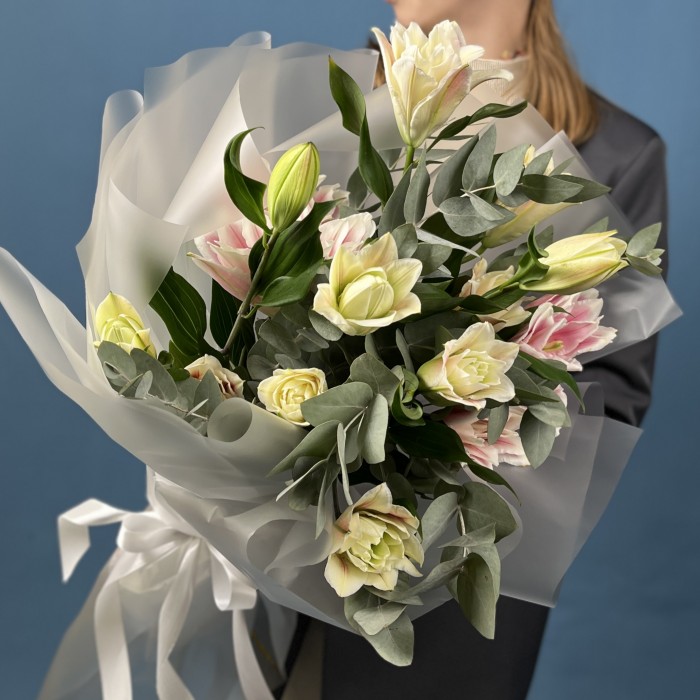 5 розовых пионовидных лилий с эвкалиптом