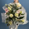 5 розовых пионовидных лилий с эвкалиптом