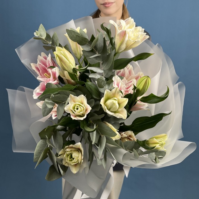 5 розовых пионовидных лилий с эвкалиптом