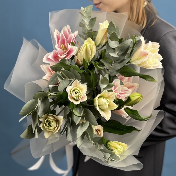 5 розовых пионовидных лилий с эвкалиптом