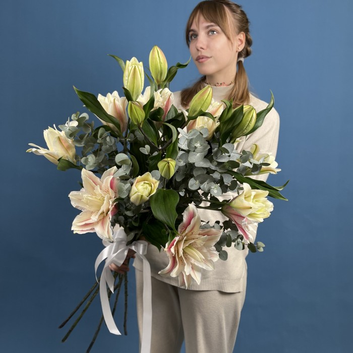 7 розовых пионовидных лилий с эвкалиптом