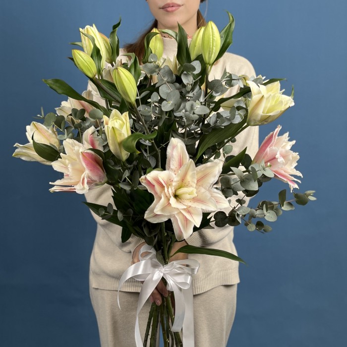 7 розовых пионовидных лилий с эвкалиптом